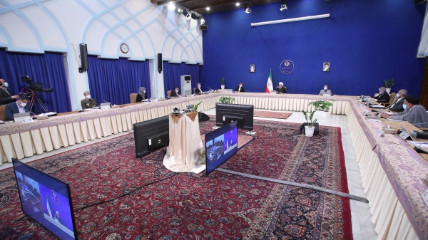 امروز سه جبهه پیش روی ما است و در جنگی هستیم که سه ضلع دارد و ما باید در مقابل هر سه ضلع مقاومت و ایستادگی کنیم/ ضلع اول تحریم است، تحریم یعنی ظلم به مردم و حق مردم را خوردن/ یک ملت بزرگ در یک جنگ بزرگ اقتصادی هستند اما یک عده ککشان نمی گزد، مگر بمباران را نمی بینید/ یک لحظه تاخیر انداختندر برداشتن تحریم ها گناه نابخشودنی است 