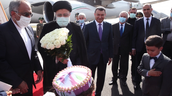 Ayatollah Raisi arrives in Dushanbe

