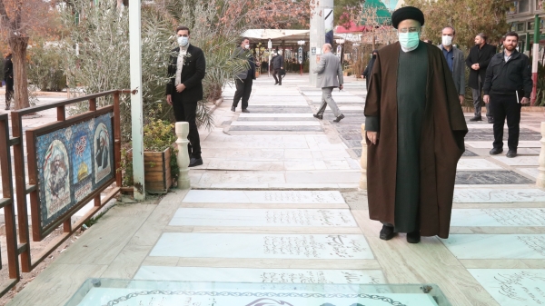 President appears in Qom Martyrs' cemetery

