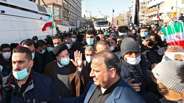 Ayatollah Raisi appears at the funeral of martyrs
