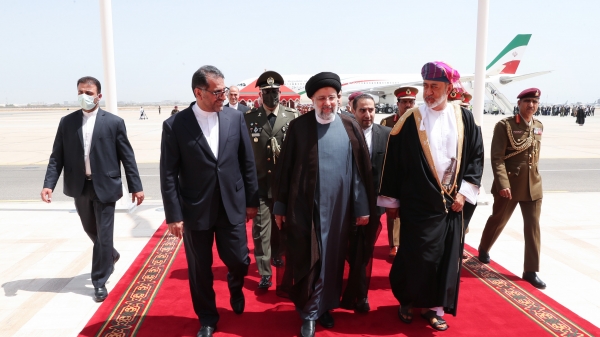 President arrives in Muscat
