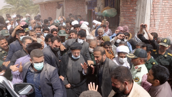 Ayatollah Raisi visits Kruchan village in Kerman despite the sand storm
