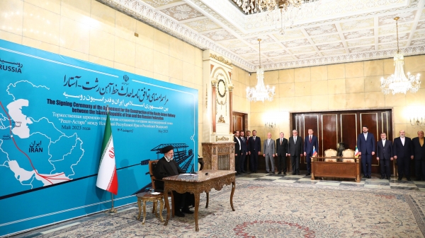 Iran, Russia ink agreement for construction of Rasht-Astara railway 
