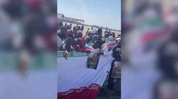  فرودگاه رابرت موگابه شهر هراره/ شادمانی مردم زیمبابوه پیش از حضور آیت‌الله رئیسی در این کشور