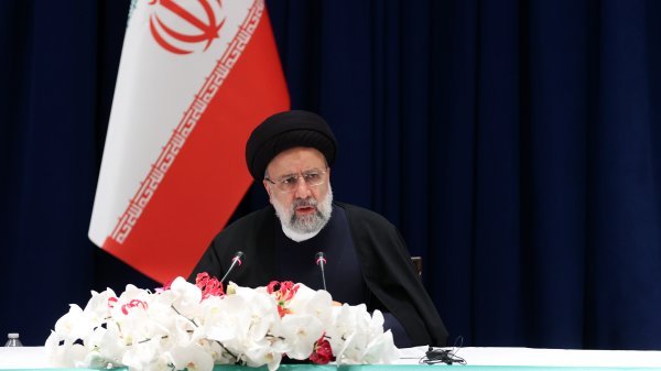Changing coercive behaviour will gain Iran's trust, which the US has so far failed to do so/ If the American government claims to be different from the previous one, it should show adherence to its commitments in practice / Presence of Americans in the Persian Gulf and tampering with ships causes insecurity in the region
