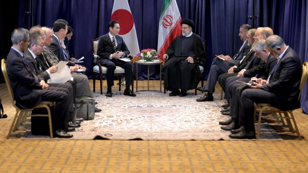 Dr Raisi: A comprehensive plan and vision of cooperation between Iran and Japan should be formulated / Iran waiting for a practical action by US in fulfilling its obligations in nuclear deal / Japanese PM expresses desire to develop relations with Iran / Iran's role in solving problems, issues of region, Persian Gulf important, constructive
