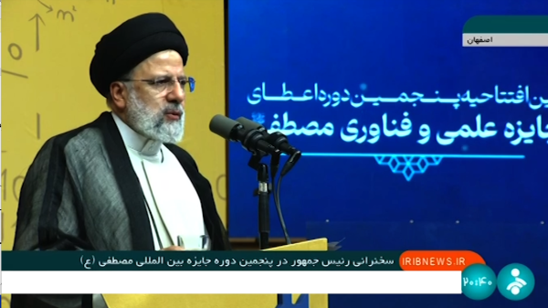 همه باید بدانند که وجود مصطفی(ص)، علاوه بر مقام‌هایی همچون بشیر و نذیر، علم‌داری بودن ایشان است