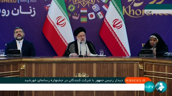 الگوی سوم/ نگاه جمهوری اسلامی به بانوان؛ فعالیت اجتماعی آری؛ نگاه ابزاری، نه
