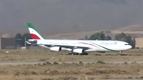 آیت الله رئیسی در ادامه دور دوم سفرهای استانی وارد فرودگاه شهید دستغیب شیراز شد