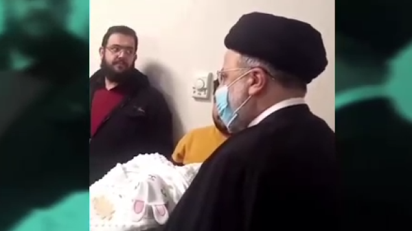 اذان‌گفتن آیت‌الله رئیسی در گوش نوزاد فردیسی


