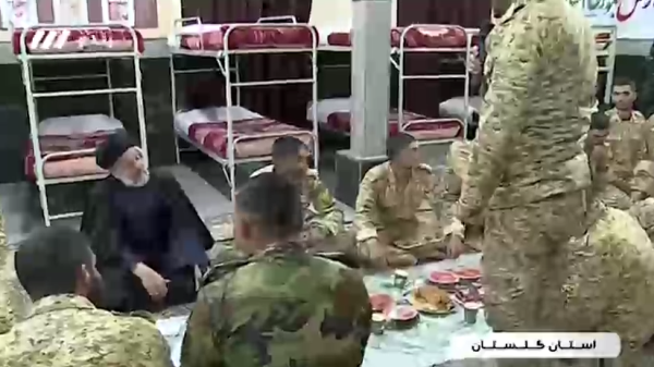  شب یلدای رئیس‌جمهور در کنار سربازان|تفأّل سربازان وظیفه به دیوان حافظ در کنار رئیس‌جمهور