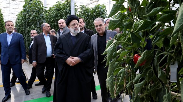Modern glass greenhouse town of Zanjan province put into operation
