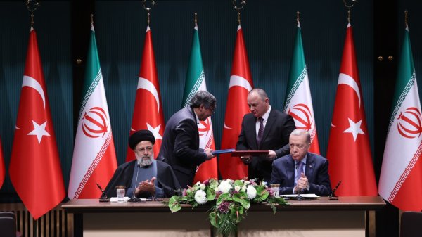 Iranian and Turkish authorities ink 10 pacts 
