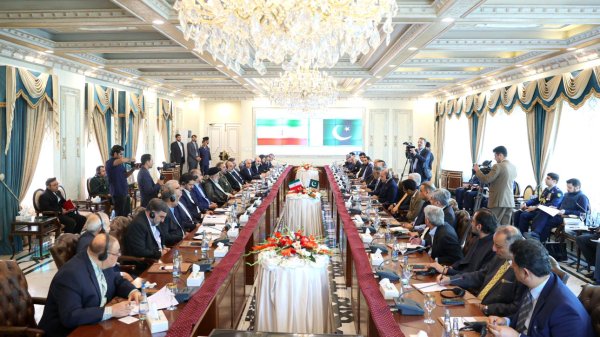 Dr Raisi: Strengthening Iran-Pakistan cooperation as two important Islamic countries can be effective in solving regional issues/ Unity of Islamic world to effectively deal with any atrocities against Islamic countries imperative/ Shehbaz Sharif thanks Dr Raisi's tact to strengthen Iran’s regional relations, interactions/ Targeting to bring volume of economic exchanges to $10 billion per year
