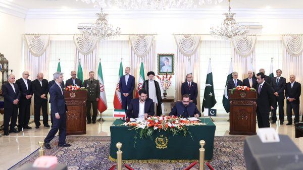 Iranian, Pakistani officials ink 8 joint cooperation documents
