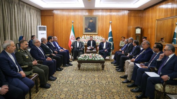 Dr Raisi: Cultural, religious commonality between the two nations strengthens ties, lays groundwork for deepening ties/ Emphasis on maintaining stability, security as a requirement for achieving economic goals/ Asif Ali Zardari: Pakistani authorities determined to open a new chapter in relations with Iran
