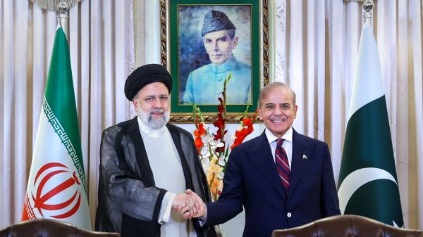 Key 28-paragraph joint statement of Iran and Pakistan/ Stressing further development of trade, economic cooperation, turning common borders from 'border of peace' to 'border of prosperity'
