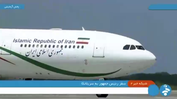 آیت‌الله رئیسی در بدو ورود به سریلانکا،‌ دفتر یادبود این کشور را امضاء کرد