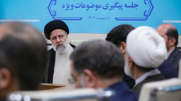 Examining two idle superprojects in Qom province in special follow-up meeting/ Dr Raisi orders removing obstacles to completion of monorail project, Qom Int’l Airport
