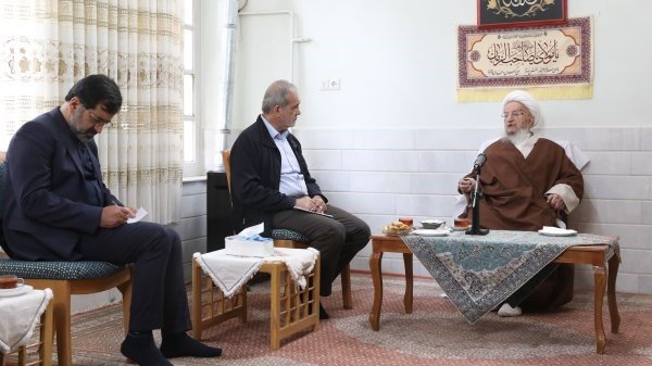 President Pezeshkian holds talks with Ayatollah Makarem Shirazi during Qom visit