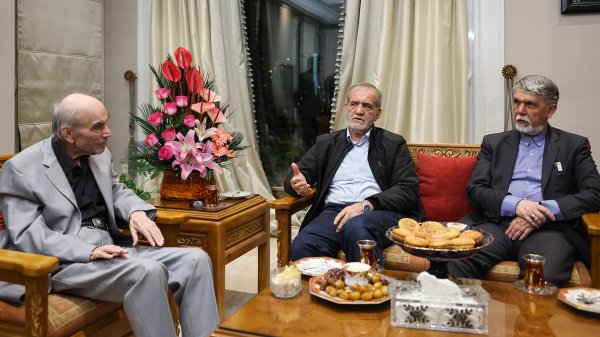 President Pezeshkian holds friendly meeting with renowned philosopher Davari Ardakani