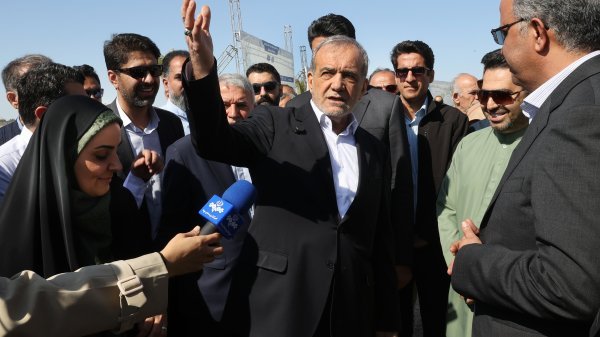 Pezeshkian tours newly developed Tis Town in south of Sistan-and-Baluchestan Prov. 