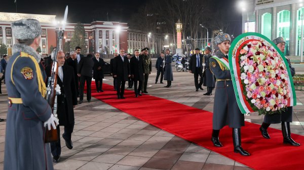 Pezeshkian visits Ismail Samani’s monument in Dushanbe in show of respect for Samanid emir   