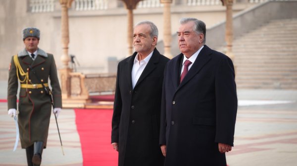 Iran president officially welcomed by Tajik counterpart in Dushanbe 

