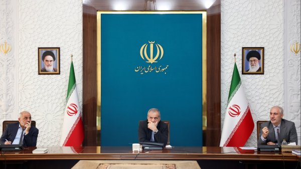 Pezeshkian presides over meeting on expediting implementation of renewable energy projects