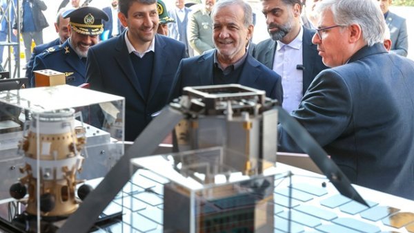 Pezeshkian visits exhibition of space industry achievements 