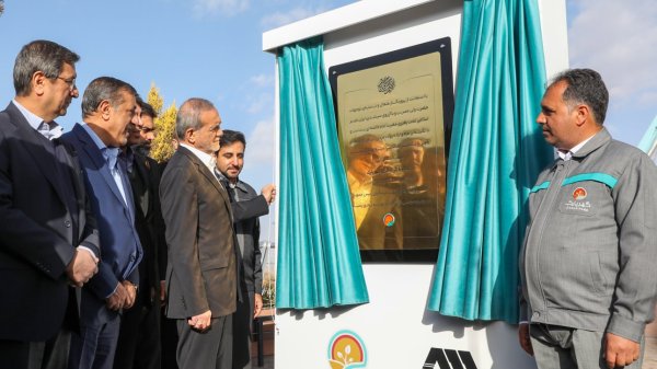 President inaugurates recreational complex in Sirjan 