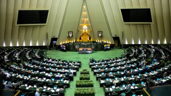President Pezeshkian attends parliamentary review of proposed economy minister