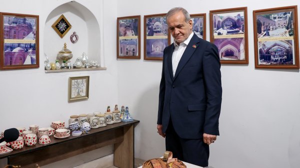 President Pezeshkian visits Blue Mosque in Yerevan 
