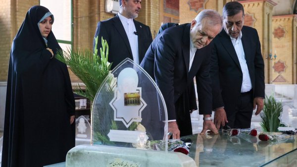 President, his cabinet pay tribute to martyrs of Islamic Republic