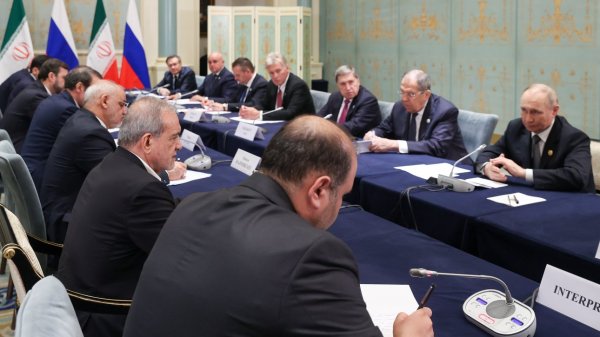 Pezeshkian, Putin emphasize impact of implementing bilateral treaty, EAEU agreement 