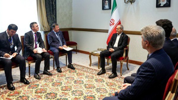 Iran president proposes establishing common currency to boost regional development