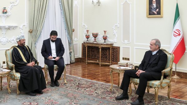 الرئيس بزشكيان يؤكد عزم طهران على تنفيذ الاتفاقيات الثنائية وتطوير العلاقات مع مسقط في كافة المجالات
