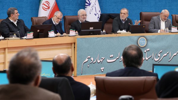 President Pezeshkian meets with provincial governors 