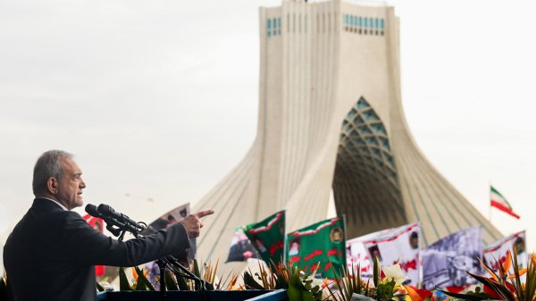 الرئيس بزشكيان يلقي كلمة في مراسم الذكرى السنوية لانتصار الثورة الإسلامية