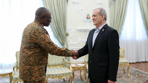 الرئيس بزشكيان يستقبل وزير الدفاع والحرب البوركينابي