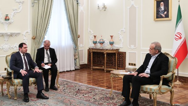 Le président Pezeshkian réaffirme la volonté de l’Iran de renforcer ses liens stratégiques avec l’Arménie