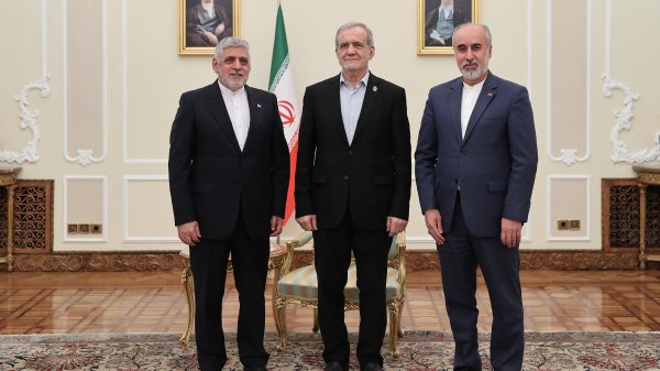 Pezeshkian meets new Iranian envoys to Lebanon, Algeria ahead of their departure