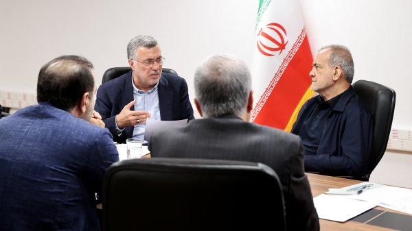 برگزاری جلسه بررسی برنامه‌های تأمین دارو و تجهیزات پزشکی در سال 1405
