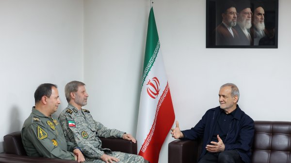 رئيس الجمهورية يشيد بأداء القوات المسلحة في التصدي للعدوان ويؤكد دعم الحكومة الشامل لتعزيز قدراتها
