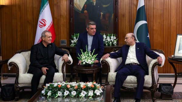 الرئيس بزشكيان يثمن جهود إسلام آباد لإرساء السلام والأمن الإقليميين وزرداري يعتبر انتصار إيران مصدر فخر للعالم الإسلامي
