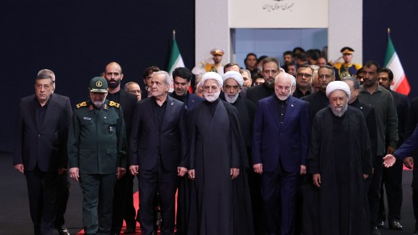 ادای احترام سران قوا و جمعی از مسئولان نظام بر پیکر مطهر رهبر شهید انقلاب