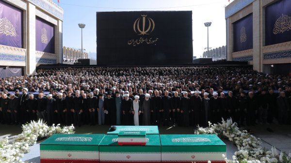 مراسم اقامه نماز بر پیکر مطهر امام مجاهد شهید حضرت آیت‌الله العظمی سیدعلی خامنه‌ای