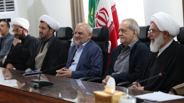 باید برای مردمی که از کشور، نظام و رهبری حمایت کرده‌اند کاری کارستان انجام دهیم/ موضع‌گیری‌های احساسی نباید ما را از رسیدن به اهداف دور کند/ کشور را با عزت و سربلندی از شرایط فعلی عبور خواهیم داد