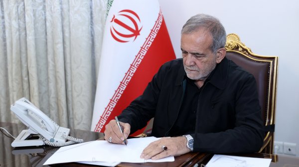 دکتر پزشکیان در پیامی درگذشت والده همسر حجت الاسلام والمسلمین سید حسن خمینی را تسلیت گفت
