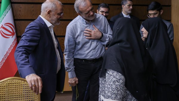 دیدار خانواده شهدای دولت با رئیس جمهور